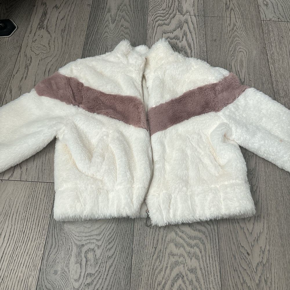 white and pink fur coat🤍💞